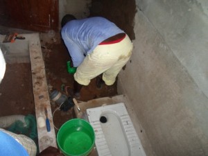 去年の５月６月と１１月に作業して水不足のため中断していた内トイレ作業